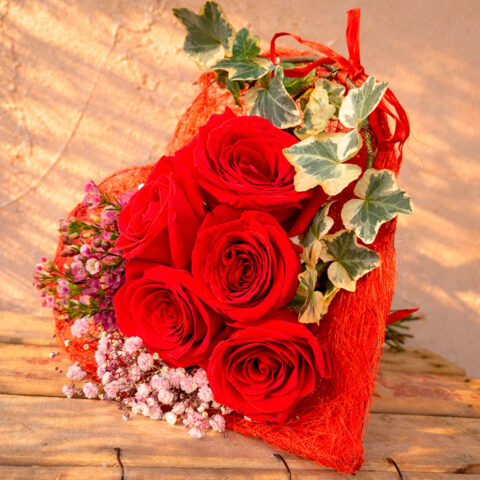 Corazón con rosas rojas