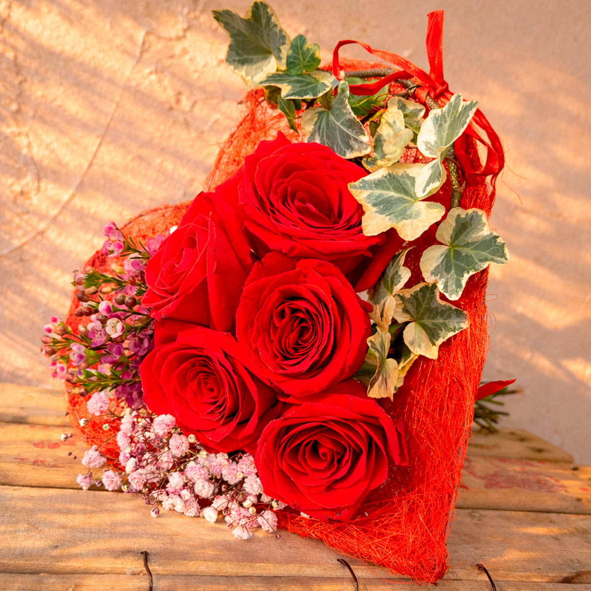 Corazón con rosas rojas