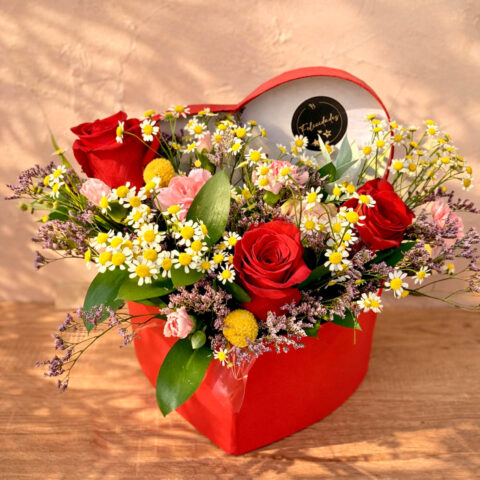 Caja corazón con rosas y otras flores
