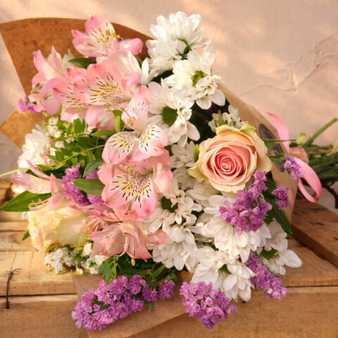 Rosas rosadas y otras flores