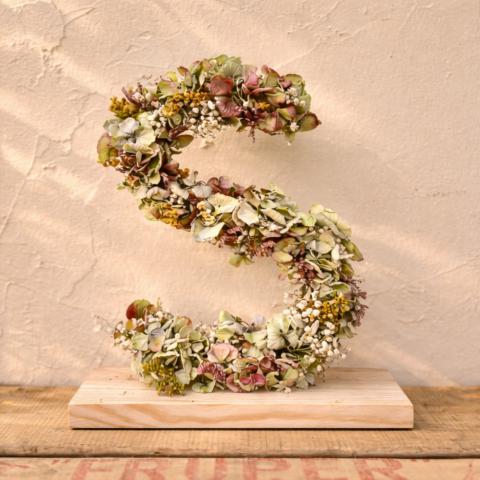 Inicial con flores naturales secas
