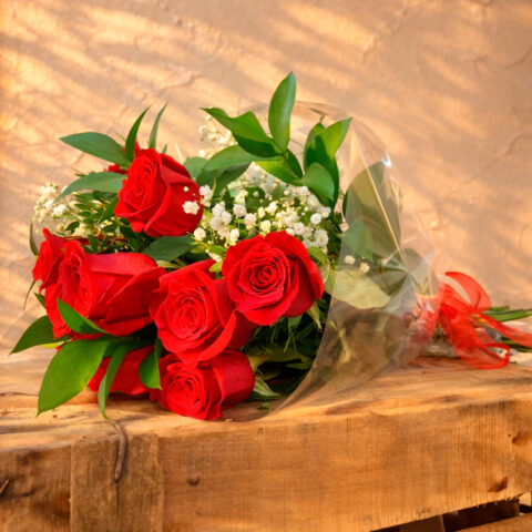 Ramo de 6 rosas rojas con paniculata