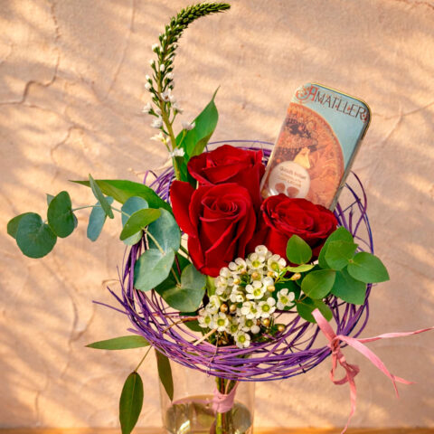 Rosas rojas con hojitas de chocolate