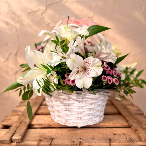 Cesta con alstroemerias y otras flores