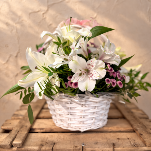 Cestita blanca y rosa