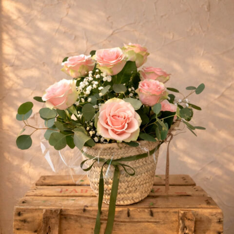 Cesta con 6 rosas rosadas