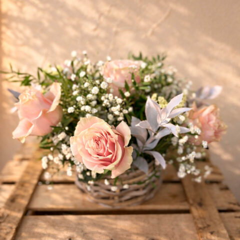 cesta con rosas