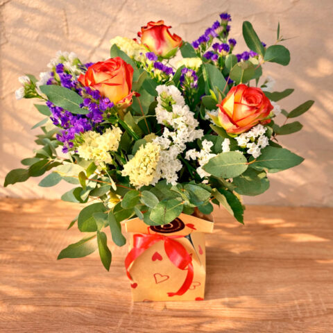 jarrón de cartón con rosas y otras flores