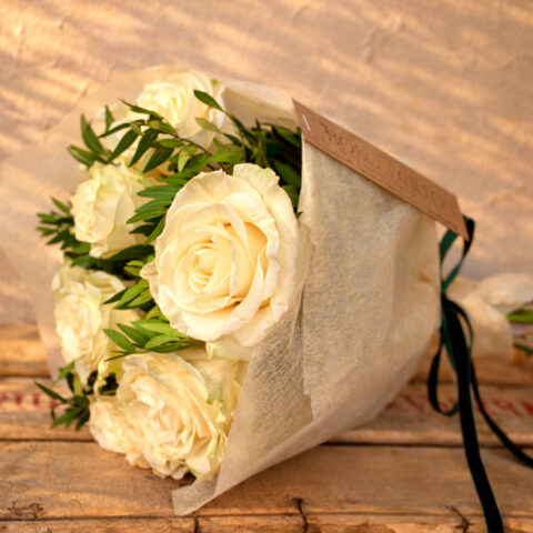Ramito de rosas blancas en tela