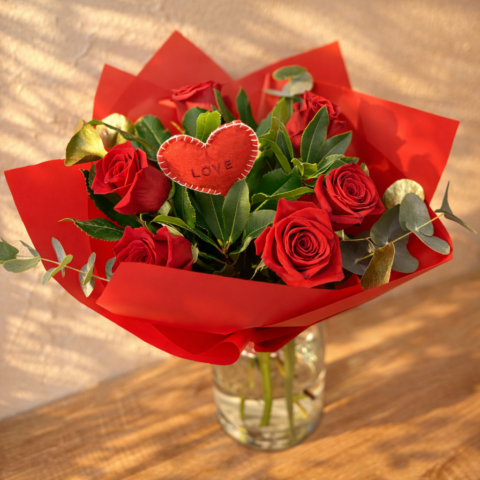 Fuego Suave. Rosas+corazón+jarrón.