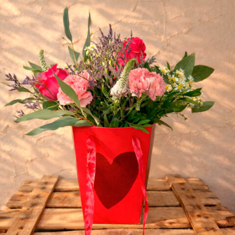 Bolsa corazón con rosas y otras flores