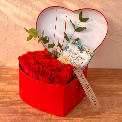 Caja con forma de corazón con rosas rojas y bombones