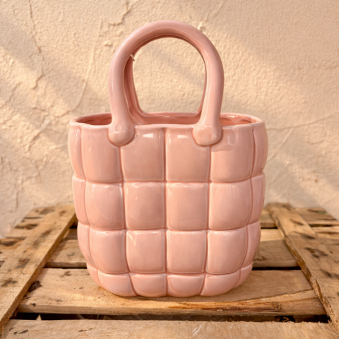 Jarrón bolso con flores de temporada