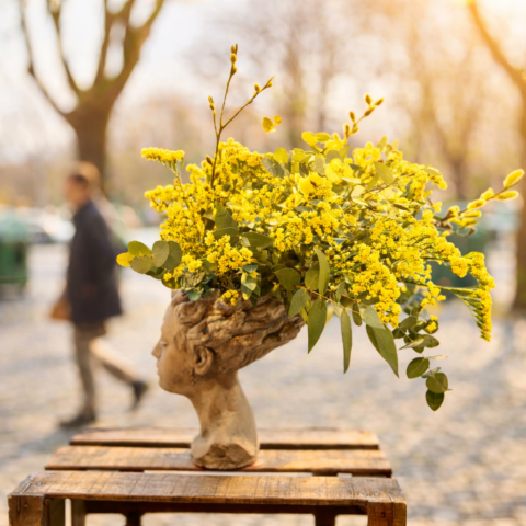 Afrodita con flor amarilla