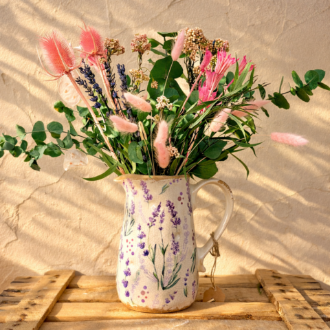 Jarra con flores rosadas