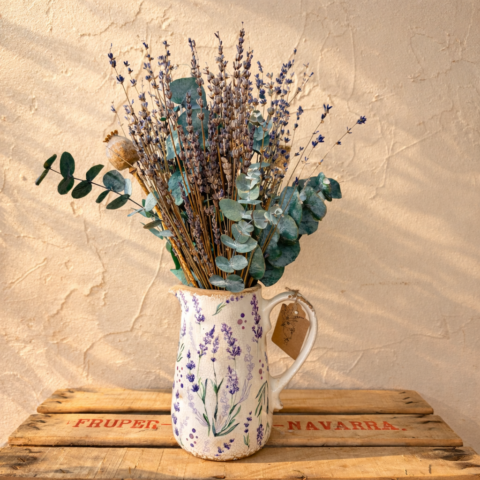 Jarra con flores lavanda