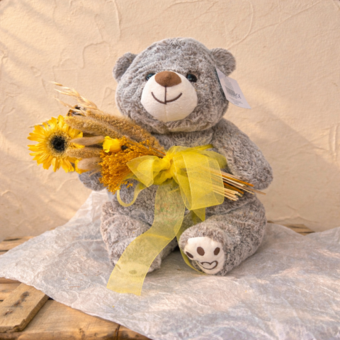 Oso con flores amarillas