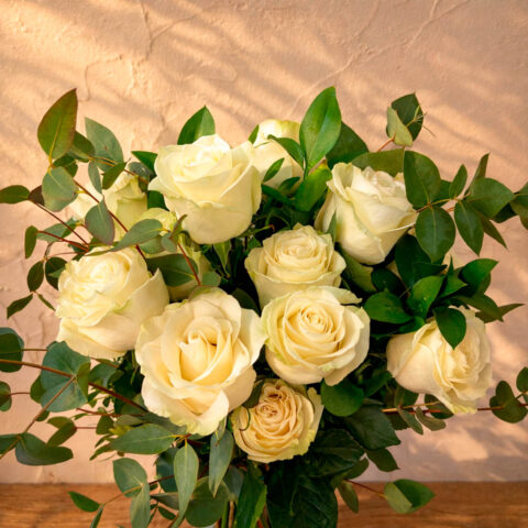 Ramo de rosas blancas con eucalipto