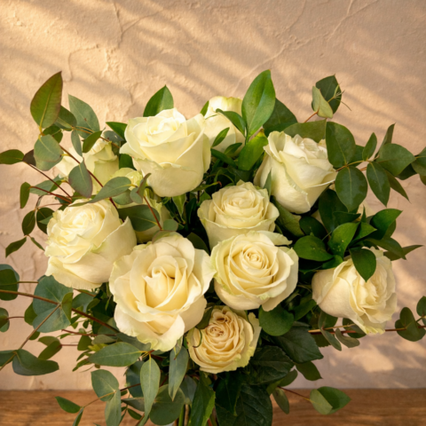 Rosas blancas y eucalipto