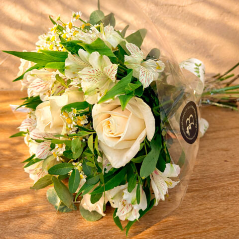 Rosas blancas con otras flores