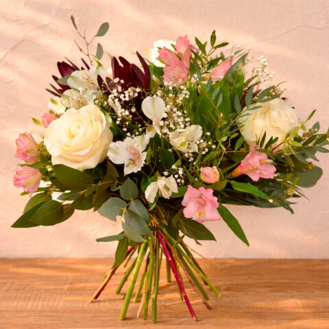 Ramo de rosas blancas y otras flores