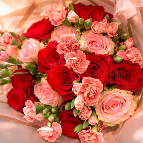 Ramo de rosas y clavelinas