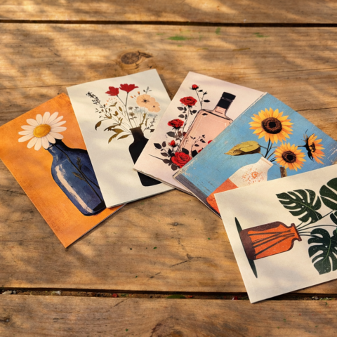 Tarjeta con flores en botellas