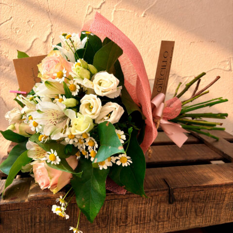 Rosas y lisianthus