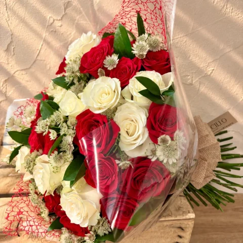 Ramo rosas rojas y blancas